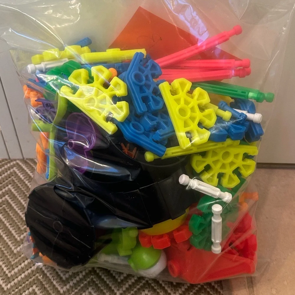 Kid K’nex 2005 Original Colorful Building Blocks Set for Kids Ages 3+ EUC Set B